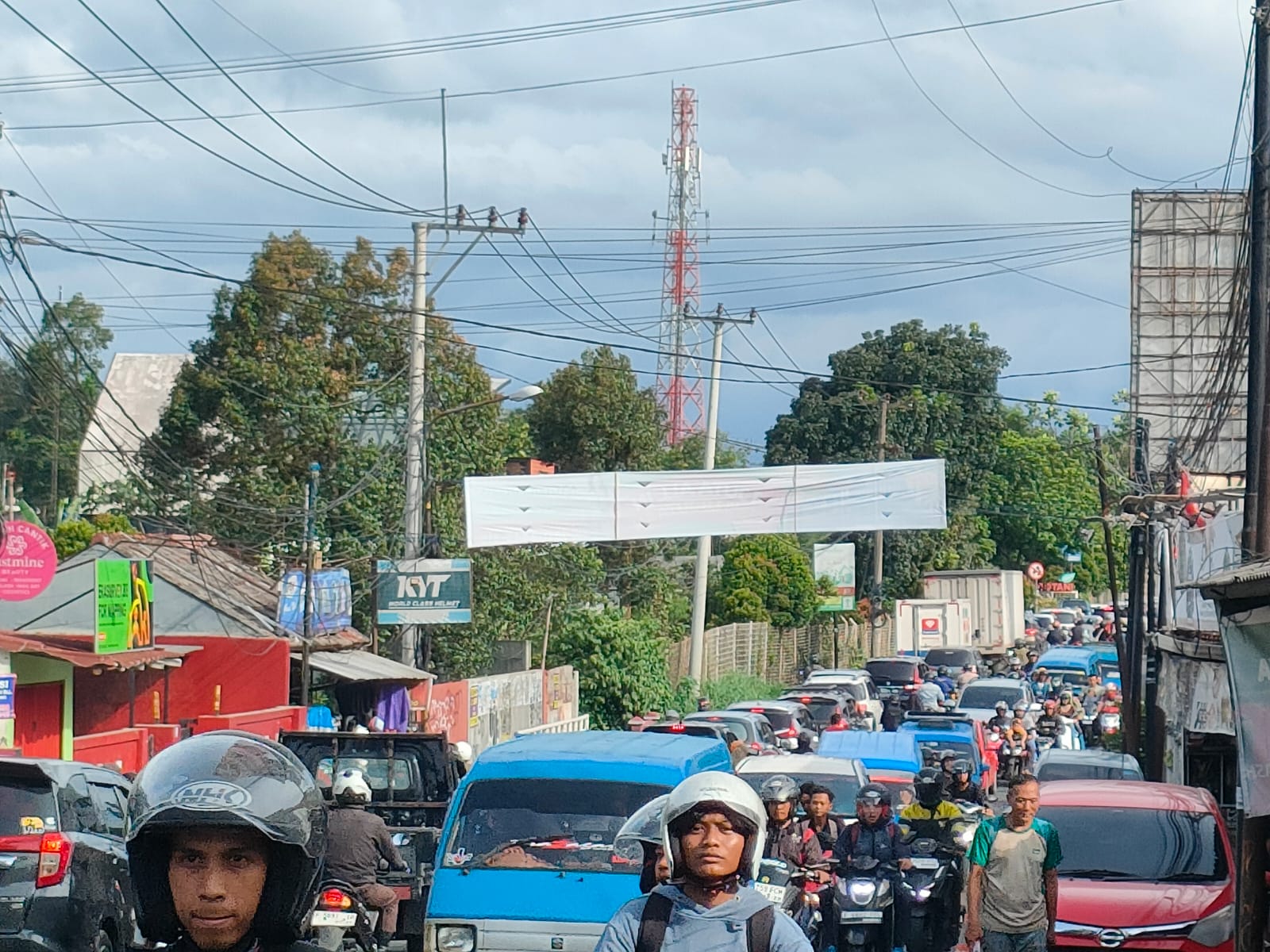 Kondisi lalulintas di Jalan Raya Dramaga Bogor, Selasa (21/1/2025)