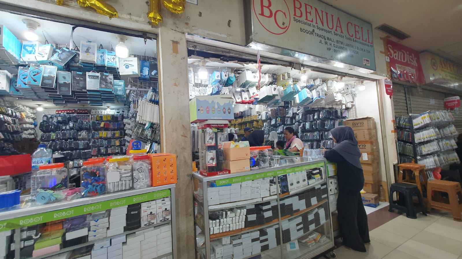 Benua Cell di Lantai 2 Mall BTM yang mengediakan beragam aksesoris handphone.