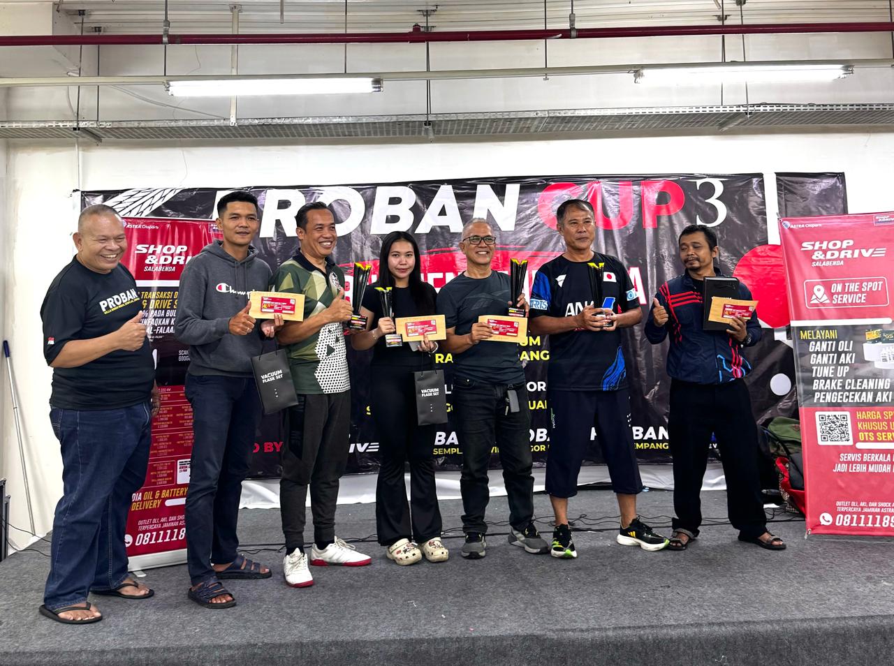 Para pemenang Kejuaraan Tenis Meja Proban 3 di Mall BTM.
