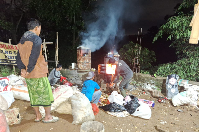 Pemuda Kampung Tarikolot, Desa Cimande, Caringin mengolah sampah secara mandiri.