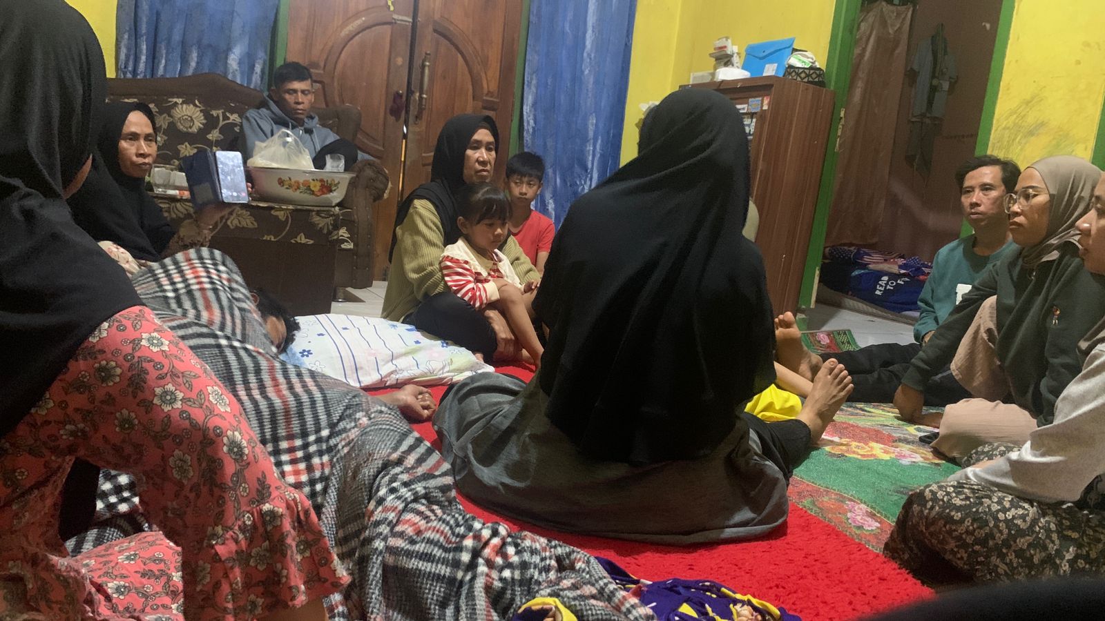 Warga yang lahannya diduga dirusak kades di Kabupaten Bogor.