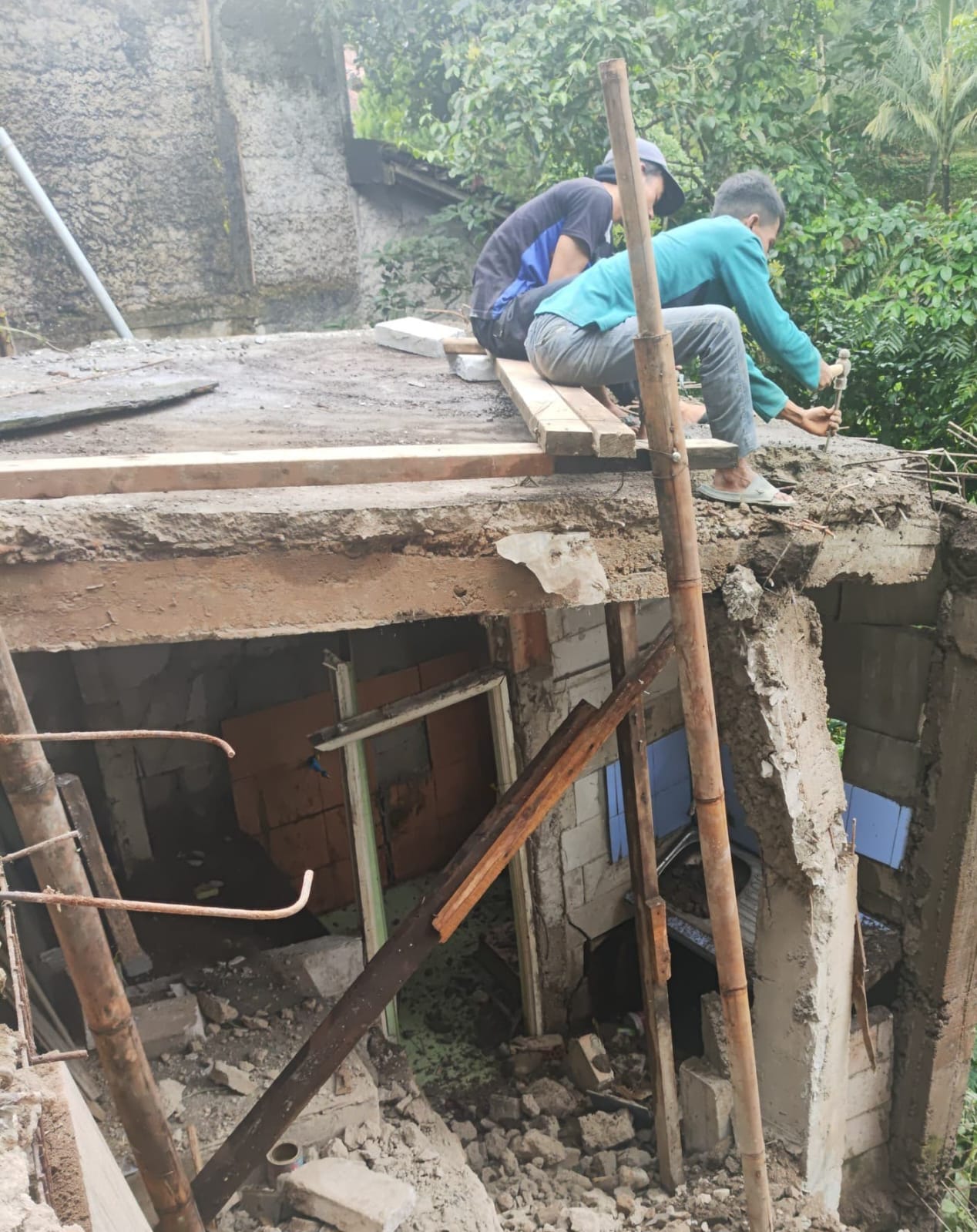 Rumah satu keluarga di Kabupaten Bogor ambruk karena longsor.