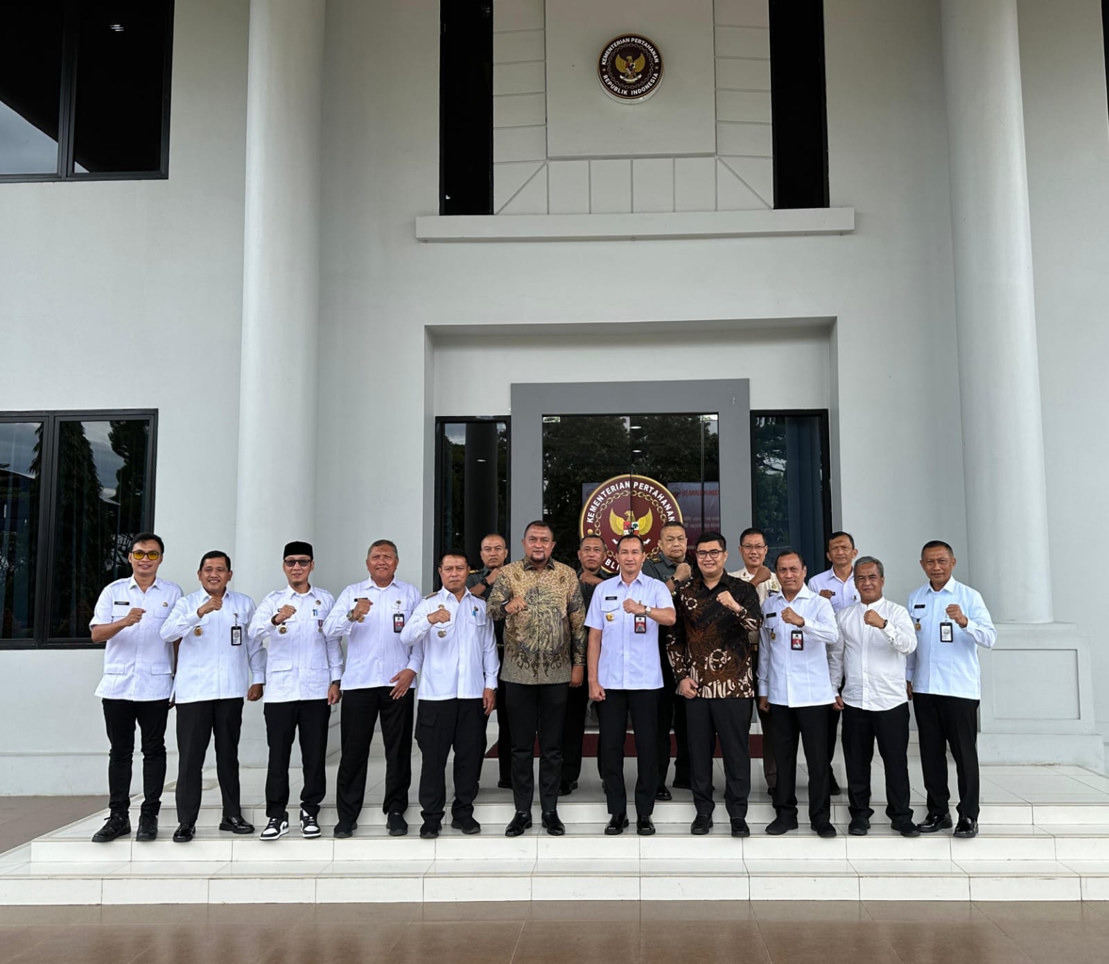 Ketua DPRD Kabupaten Bogor bersama Bupati Bogor terpilih saat mengunjungi Puslola Kawasan IPSC.