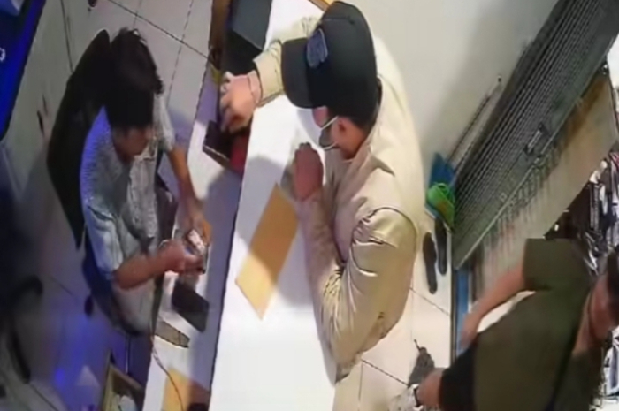 Rekaman CCTV saat pria diduga melakukan penipuan bermodus tukar uang di agen BRILink.