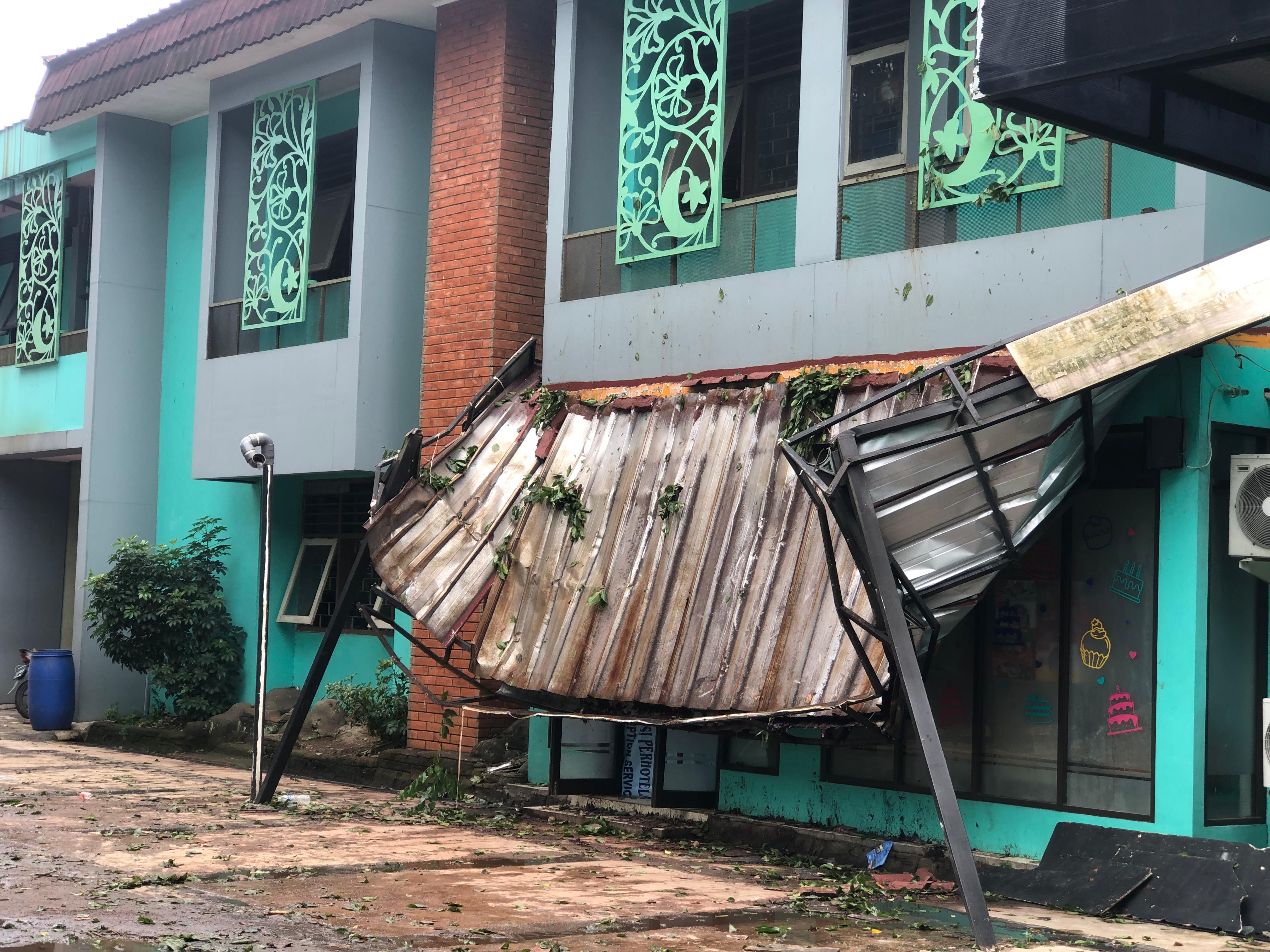 Kondisi SMKN 3 Kota Bogor pasca tertimpa pohon tumbang.