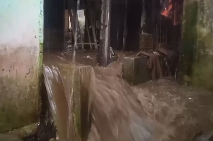 Banjir menerjang Kampung Pensiunan, Desa Tugu Selatan, Kecamatan Cisarua, Kabupaten Bogor.