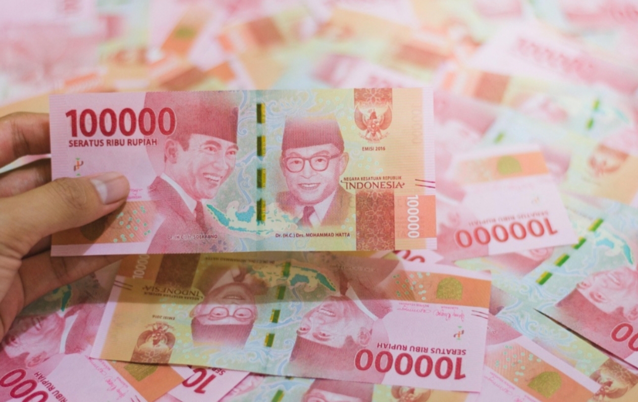 Ilustrasi uang rupiah. Simak informasi pencarian bantuan sosial atau bansos.
