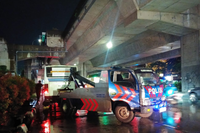 Proses evakuasi Bus Pusaka yang mogok di underpass Jalan Sholeh Iskandar.