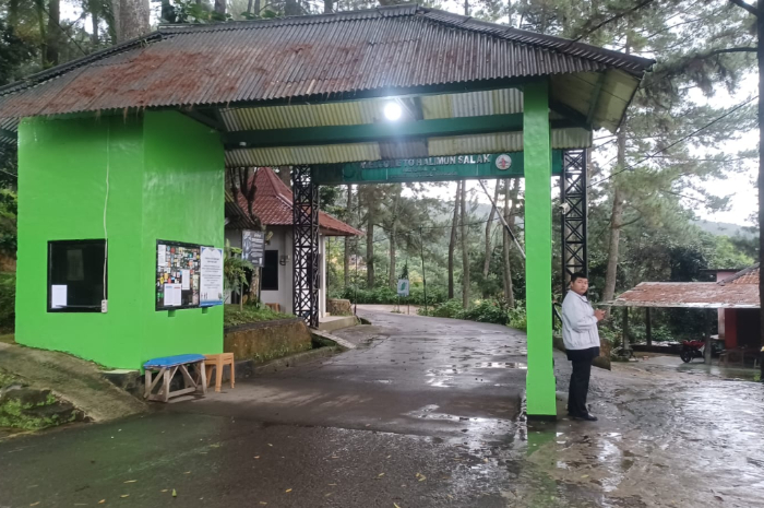 Kondisi pintu masuk wisata Curug Nangka di kawasan Taman Nasional Gunung Halimun Salak (TNGHS) di Desa Sukajadi, Kecamatan Tamansari, Kabupaten Bogor.