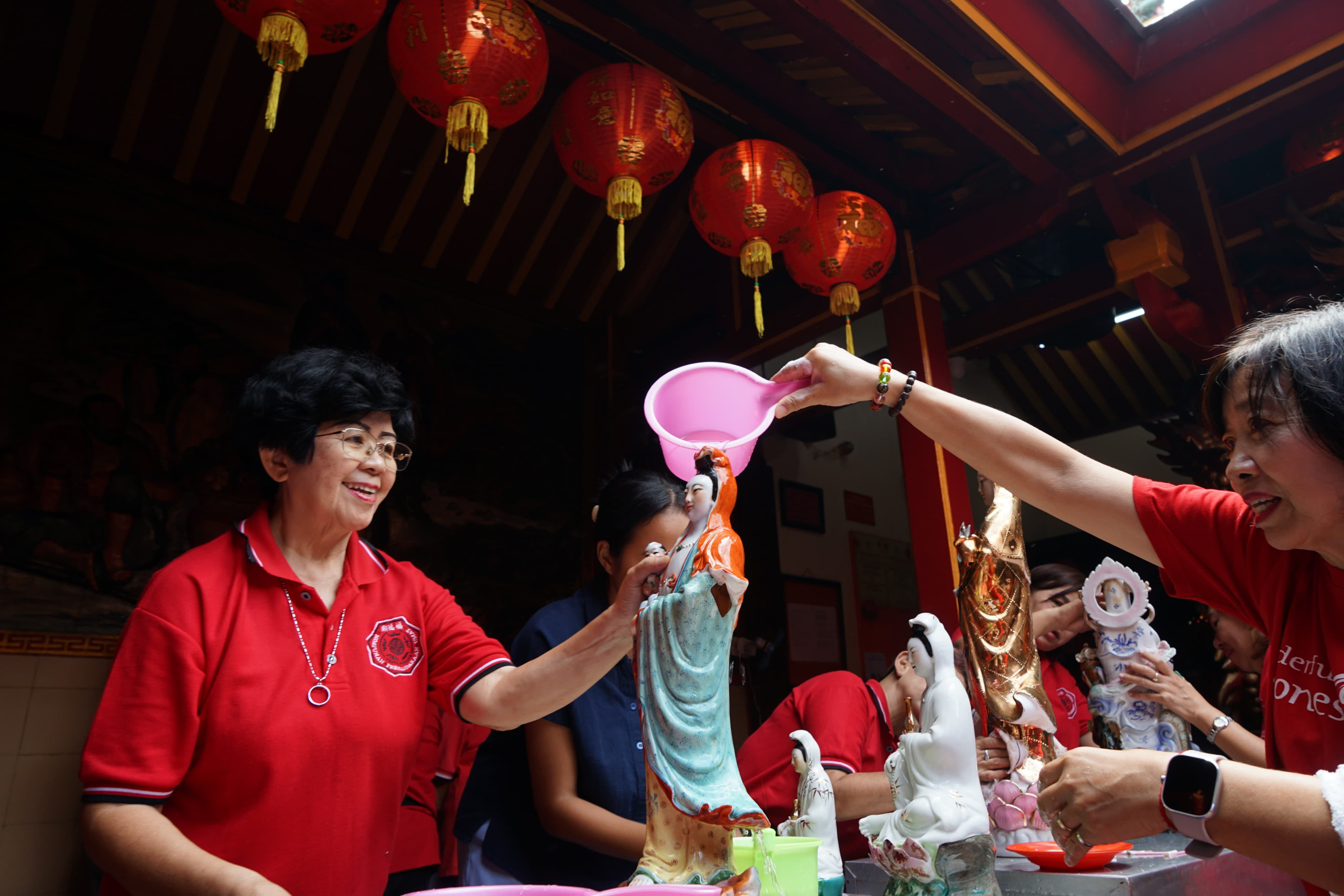 Pembersihan rupang atau patung dewa di Vihara Dhanagun Kota Bogor, Jawa Barat, Jumat (24/1/2025) mempersiapkan Bogor Street Festival Cap Go Meh.