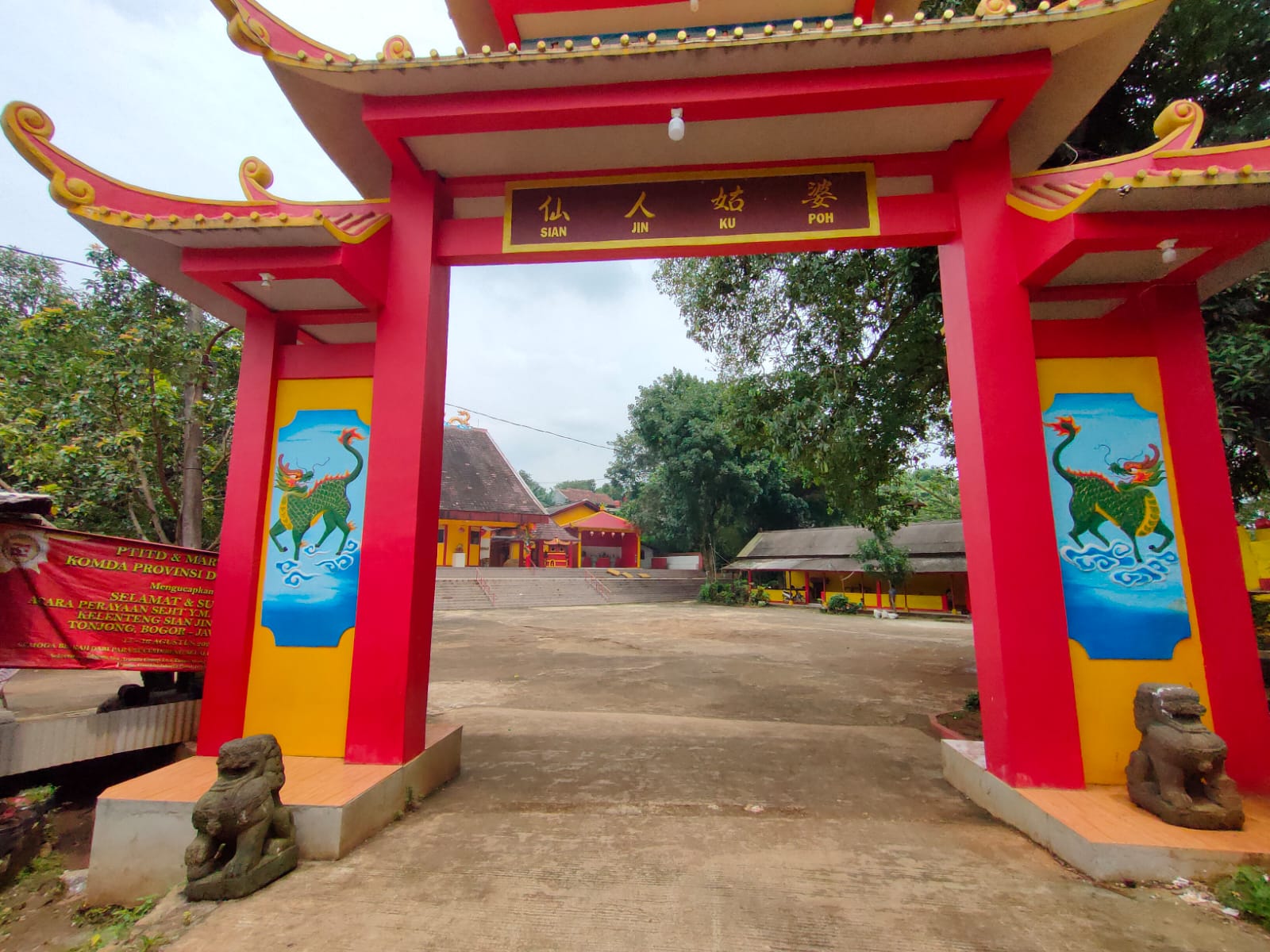 Vihara Sian Jin Ku Poh di Desa Tonjong, Kecamatan Tajurhalang, Bogor.