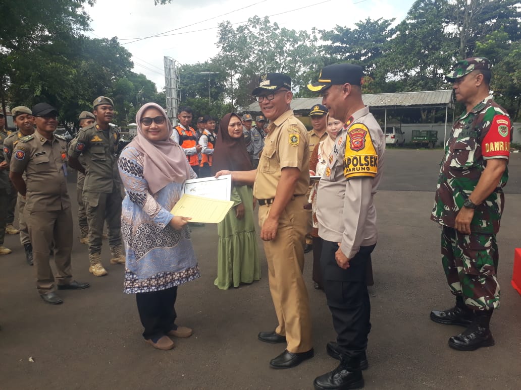 Forkopimcam Ciseeng berikan penghargaan terhadap emak-emak hadang maling tabung gas elpiji yang viral di media sosial.