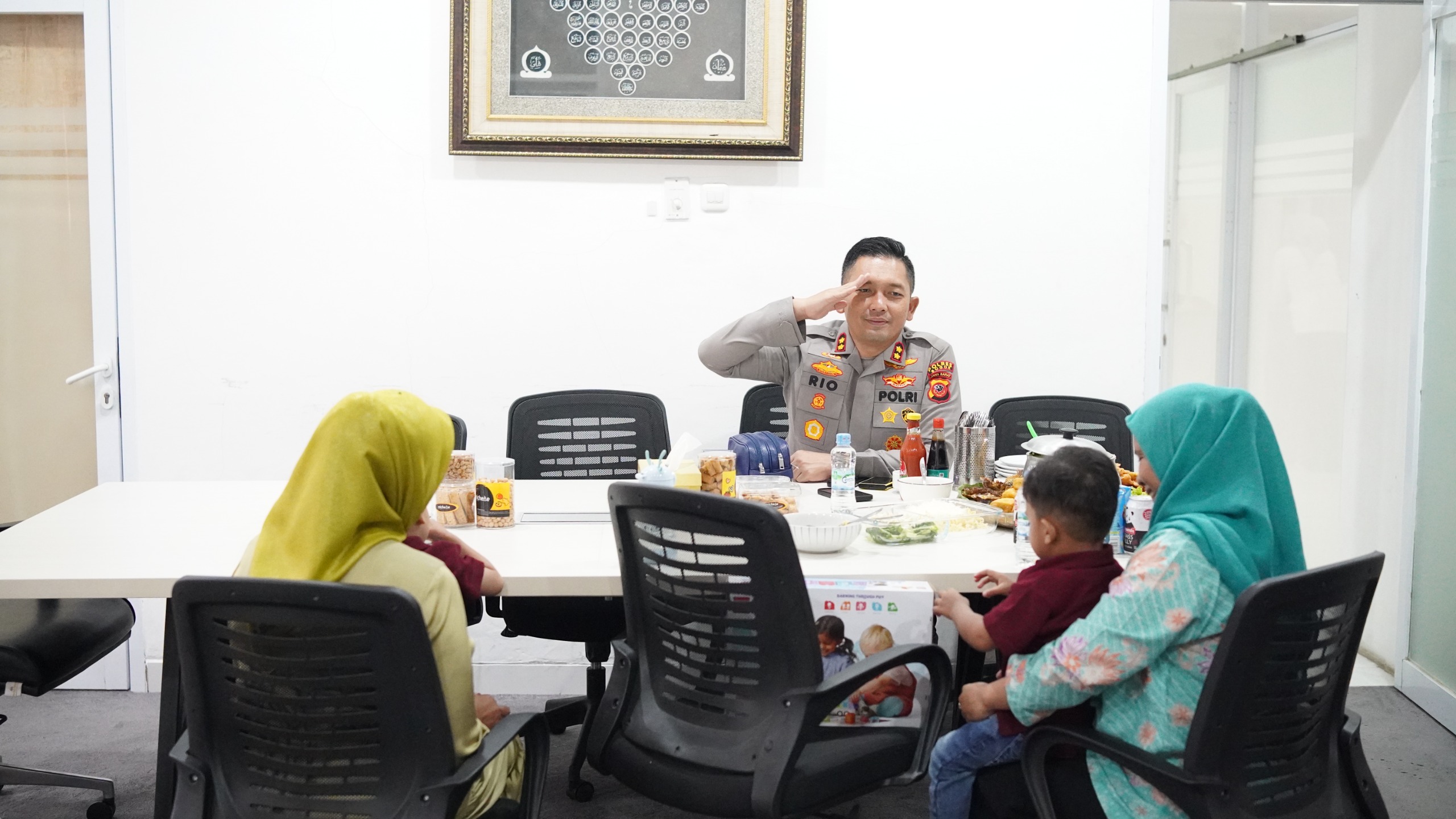 Pertemuan bayi tertukar di Bogor dengan Kapolres Bogor, bapak asuh mereka.