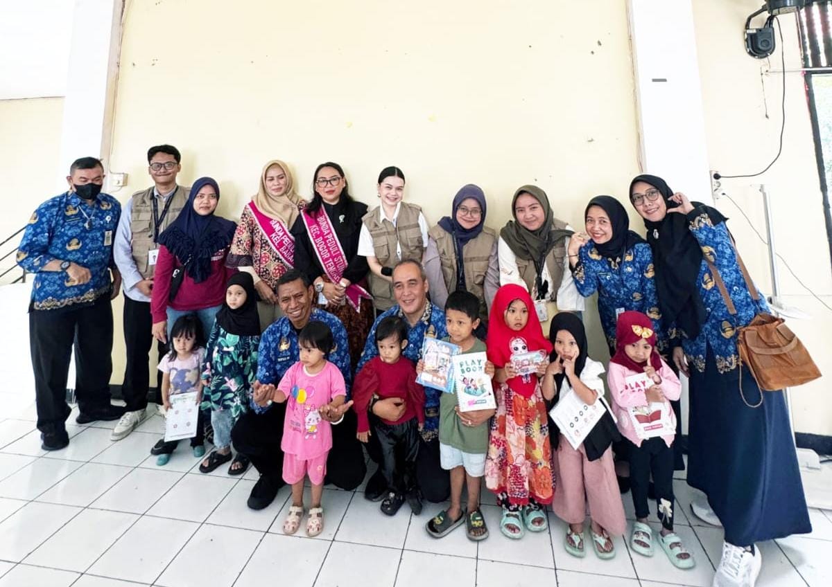 Pemberian makanan bergizi dan suplemen pada warga di Kelurahan Babakan, Kecamatan Bogor Tengah.