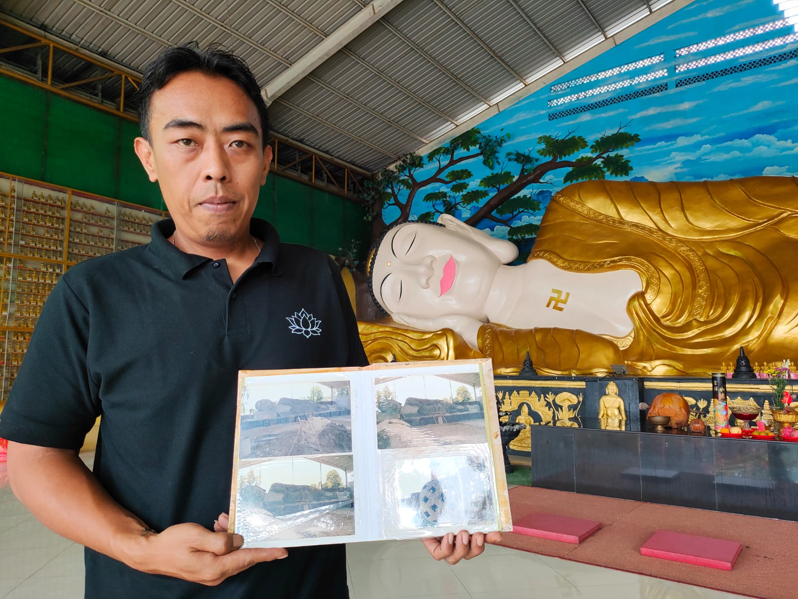 Ko Hengky, anak kelima pendiri Vihara Budhha Dharma dan 8 Posat memperlihatkan album foto pembuatan Patung Buddha Tidur.
