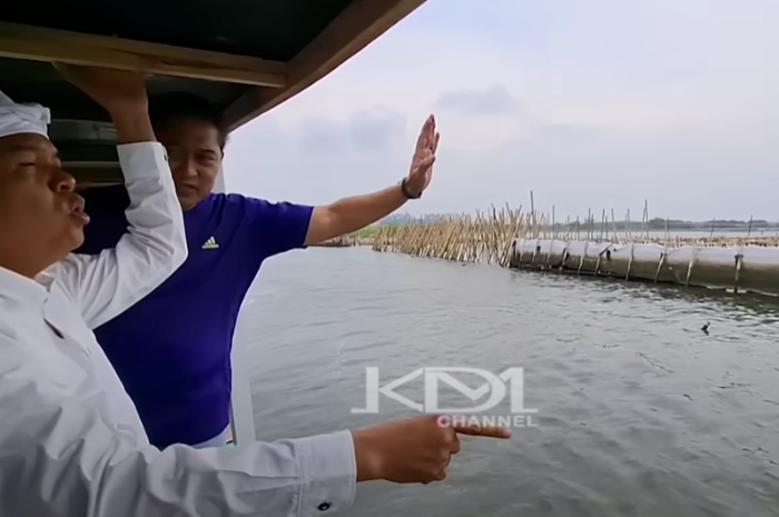 Gubernur Jabar Terpilih Dedi Mulyadi&nbsp;didampingi Kepala Dinas Kelautan dan Perikanan Jawa Barat, Hermansyah Manap meninjau pagar laut di Kabupaten Bekasi.