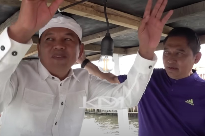 Gubernur Jabar Terpilih Dedi Mulyadi&nbsp;saat bersama Kepala Dinas Kelautan dan Perikanan Provinsi Jawa Barat, Hermansyah Manap di atas perahu.