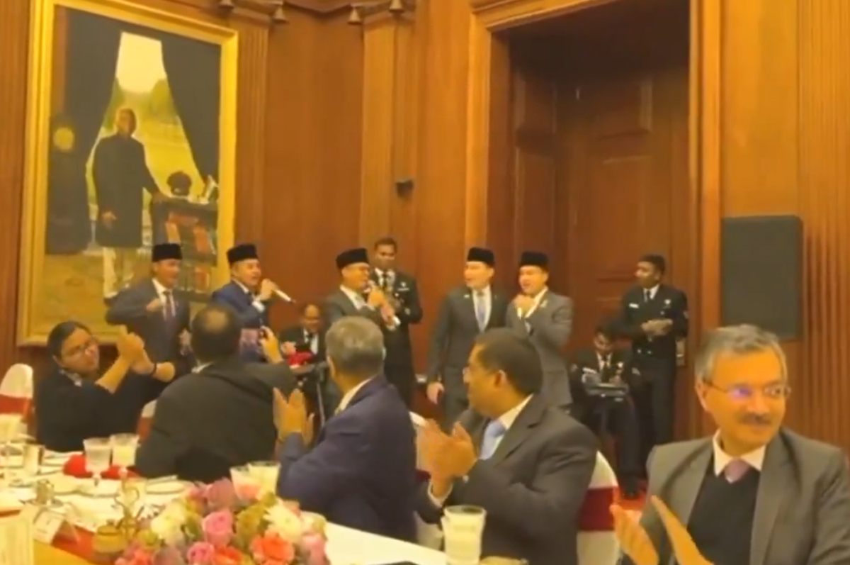 Momen delegasi Indonesia nyanyi lagu Kuch Kuch Hota Hai saat kunjungan ke India.