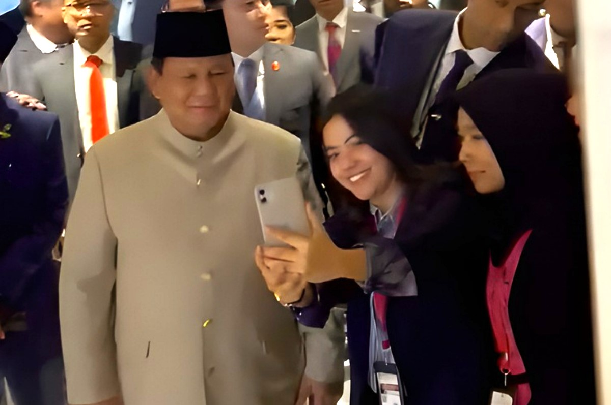 Momen mahasiswa asal Indonesia bertemu dengan Presiden Prabowo Subianto saat kunjungan ke India.