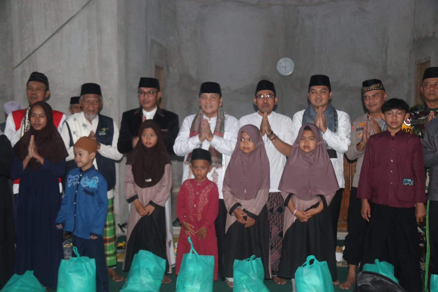 Pj Bupati Bogor Bachril Bakri usai Sholat Subuh Keliling di Masjid Jami Miftahul Khoer Di Desa Waru, Kecamatan Parung, Kabupaten Bogor, Minggu (26/1/2025).
