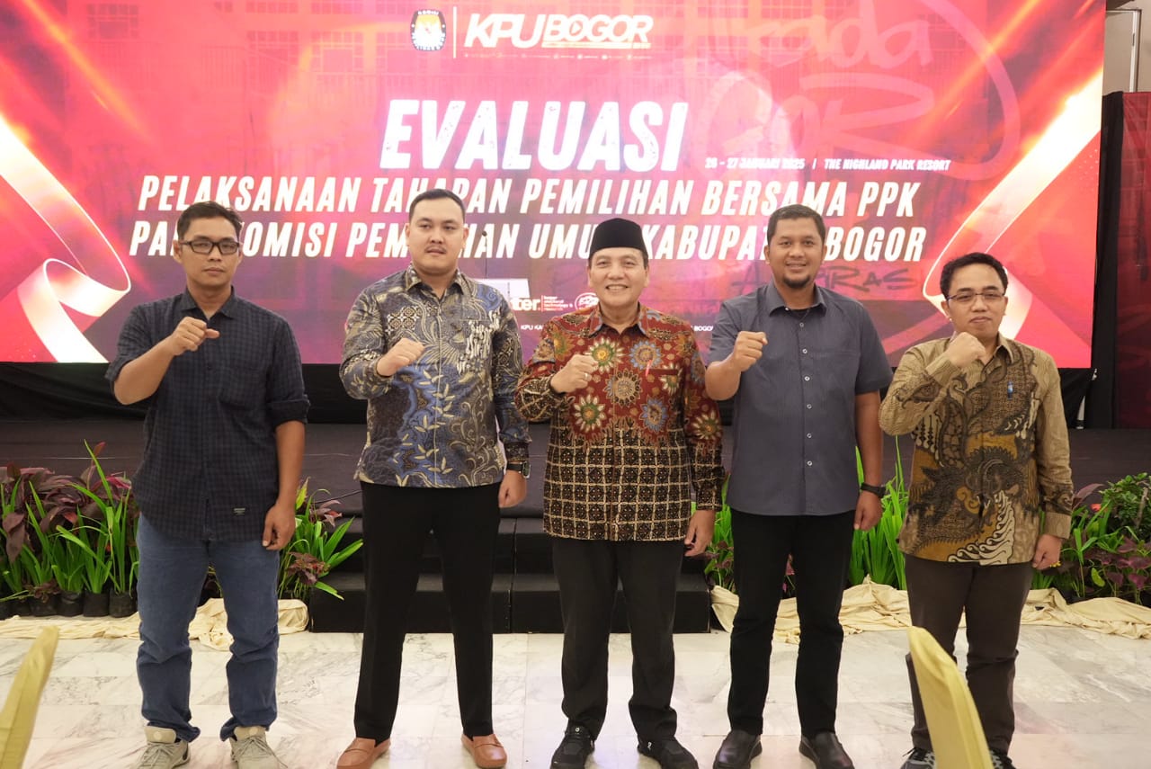 Kegiatan evaluasi tahapan pelaksanaan Pilkada 2024 oleh KPU Kabupaten Bogor di Kecamatan Tamansari, Kabupaten Bogor, Minggu (26/1/2025).