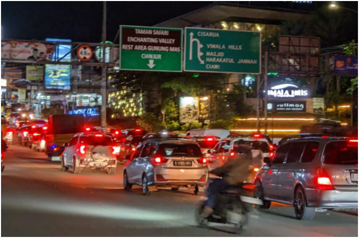 Suasana kendaraan menuju Puncak Bogor pada masa long weekend Minggu (26/1/2025) malam.