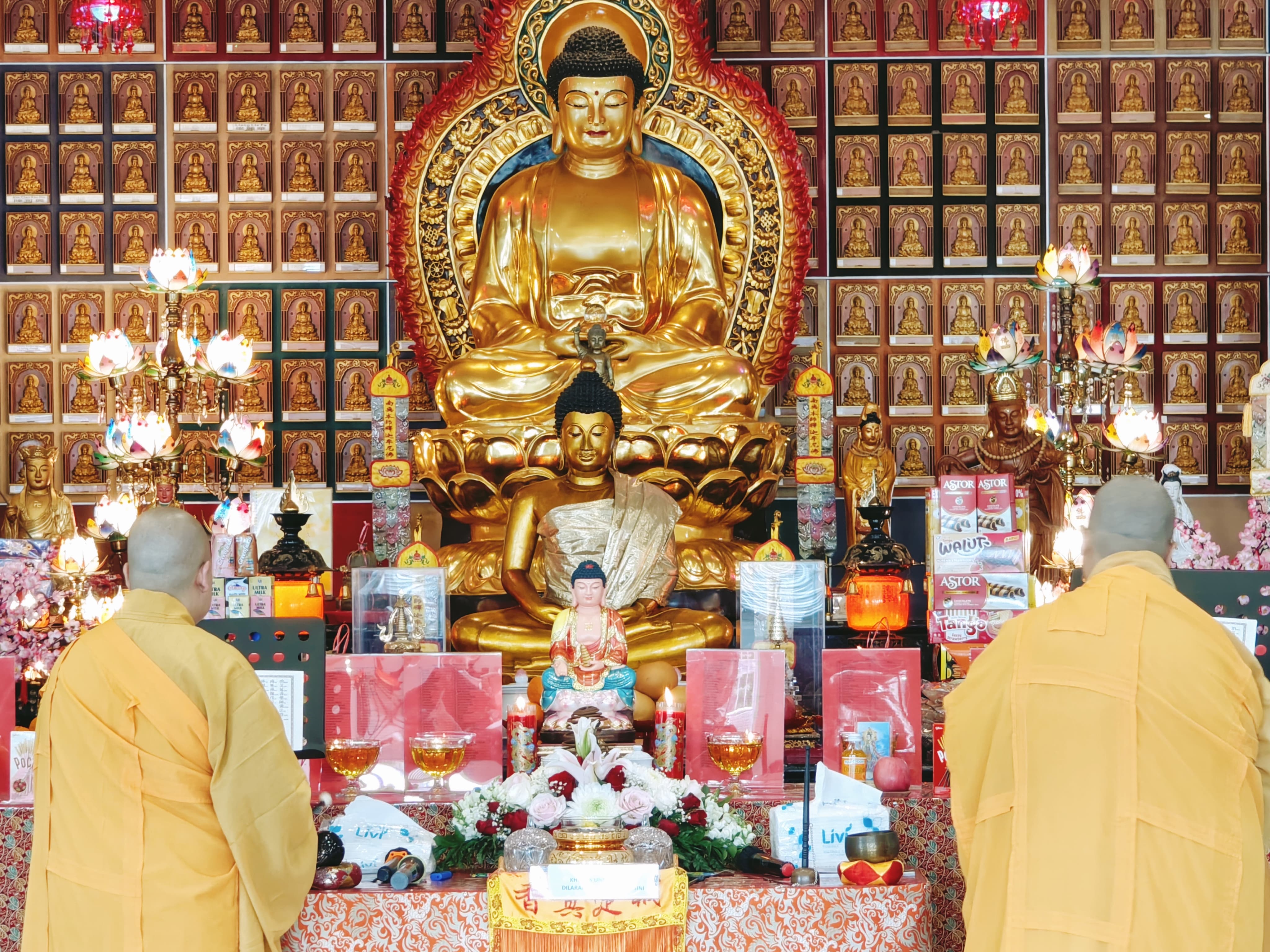 Aktivitas peribadatan di Wihara Buddhasena Kota Bogor.