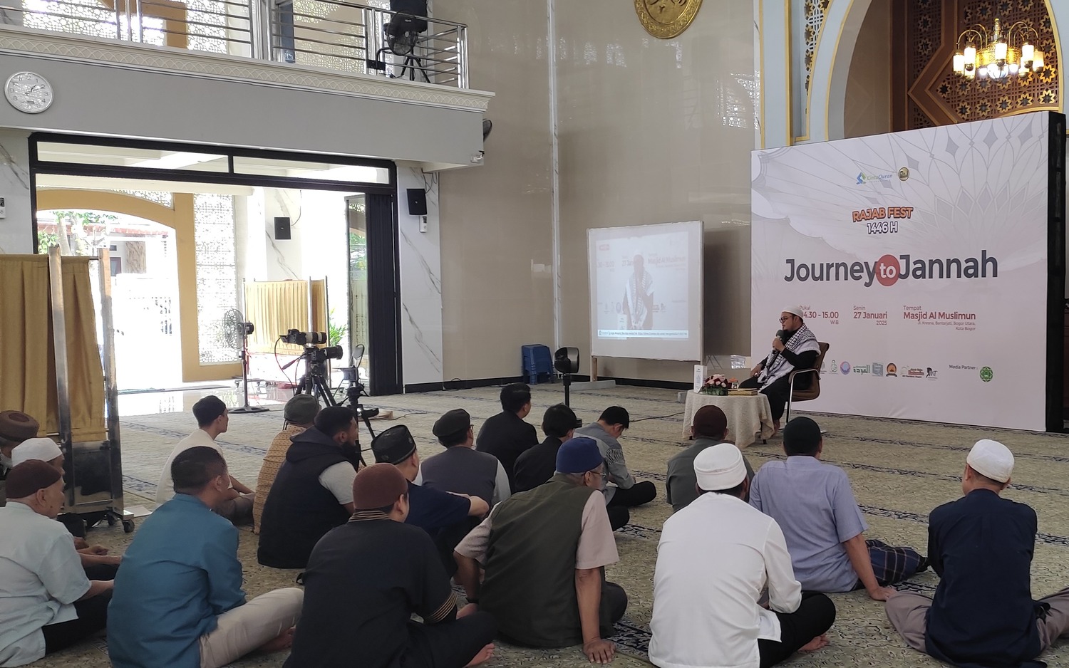 Jemaah mendengarkan kajian dari salah satu pendakwah dalam rangkaian Rajab Festival di Masjid Al Muslimun, Kota Bogor, Senin (27/1). (Fikri/Radar Bogor)