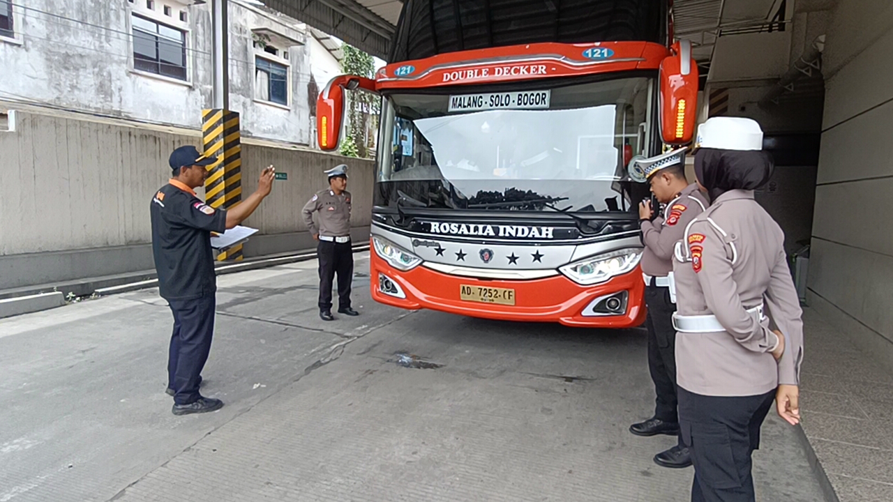 Satlantas Polresta Bogor Kota dan Dishub menggelar  ramp chek di Terminal Baranangsiang.