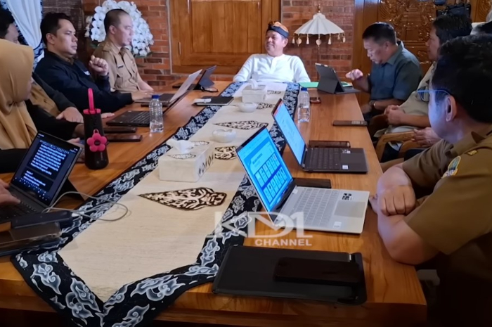 Gubernur Jabar terpilih, Dedi Mulyadi saat memimpin rapat koordinasi bersama pejabat Provinsi Jawa Barat.