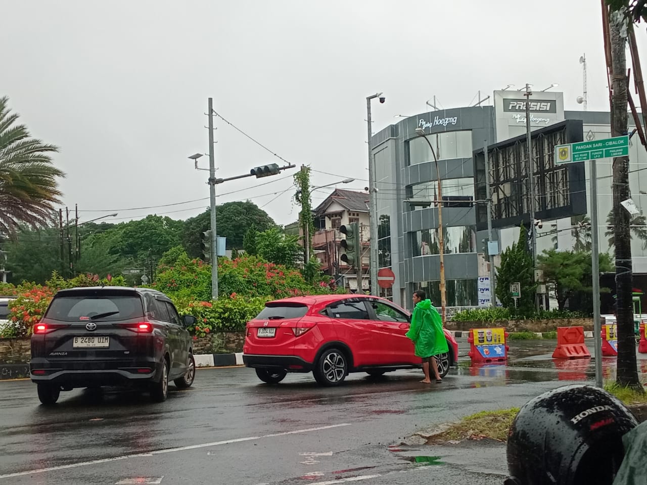 Seorang warga menawarka jasa antar di simpang Gadog menuju Puncak pada kendaraan roda empat. Selasa (28/1/2025).