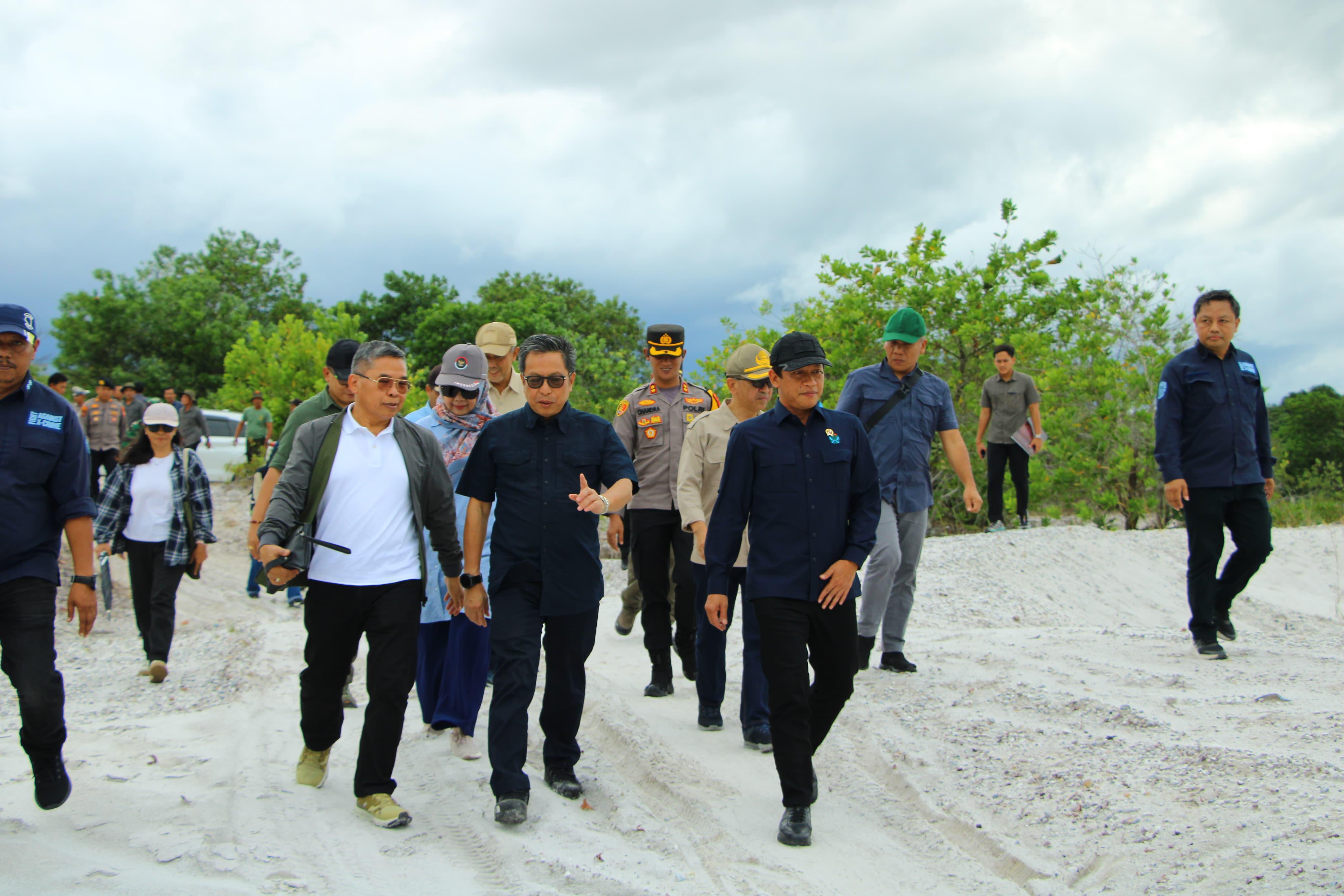 Menteri LH-BPLH Hanif Faisol saat mengunjungi lokasi Desertifikasi dan Pertambangan Emas Skala Kecil (PESK) di wilayah Katingan, Kalimantan Tengah pada Selasa (28/1/2025).