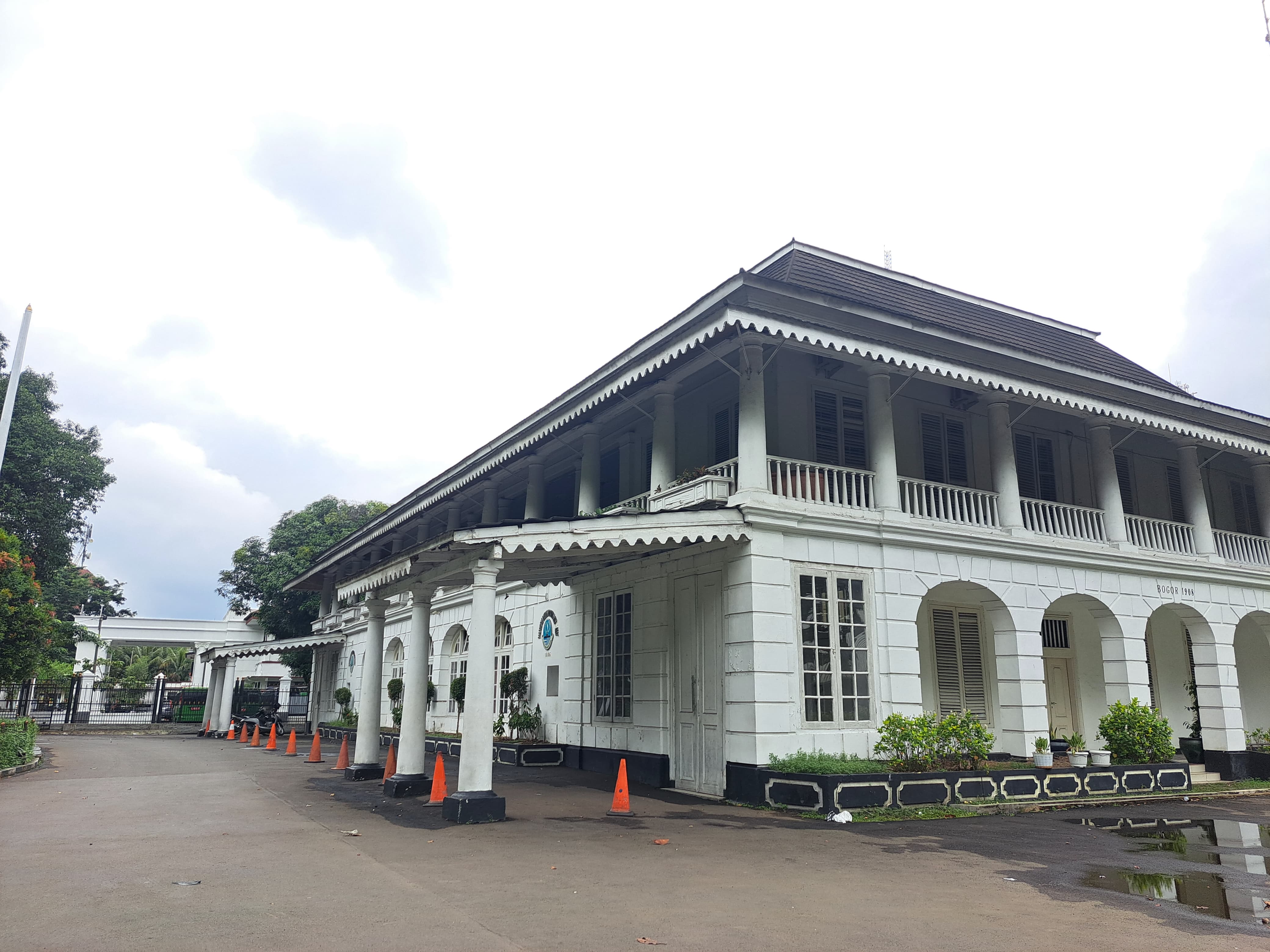 Gedung calon kantor Dedi Mulyadi ini berlokasi di Jalan Ir. H. Juanda No 4, Kelurahan Pabaton, Kecamatan Bogor Tengah.