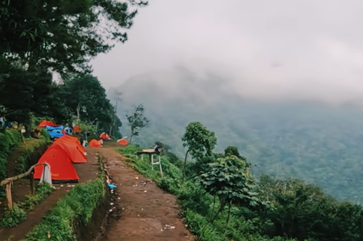 SUasana berkemah di Lamping Kidang Camping Ground Kuningan.