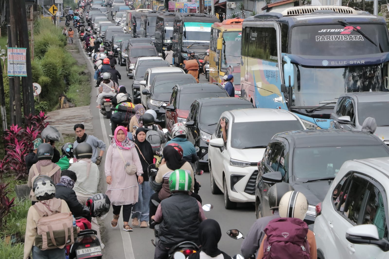 Sejumlah kendaraan di simpang Pasar Cisarua, Kawasan Puncak, Kabupaten Bogor. Jawa Barat pada Minggu (26/1/2025).
