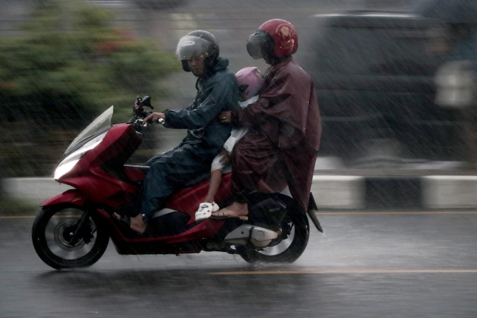 Sejumlah pengendara melintas di Simpang Gadog, Ciawi, Kabupaten Bogor. Cuaca hari ini Sabtu (22/2/2025) diperkirakan hujan.