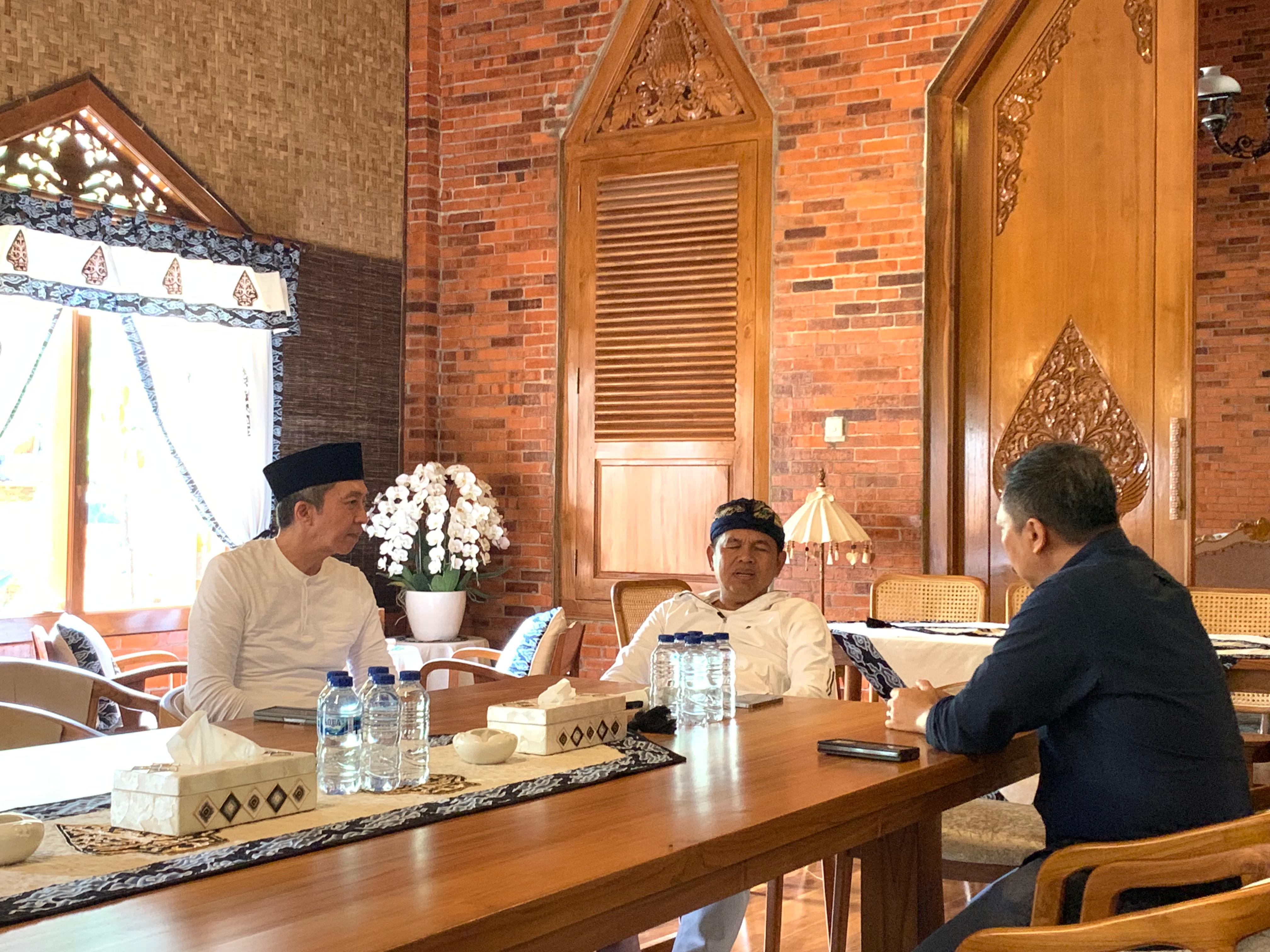 Wali Kota Bogor Dedie Rachim saat bertemu dengan Gubernur Jawa Barat Dedi Mulyadi bersama kepala daerah lain.