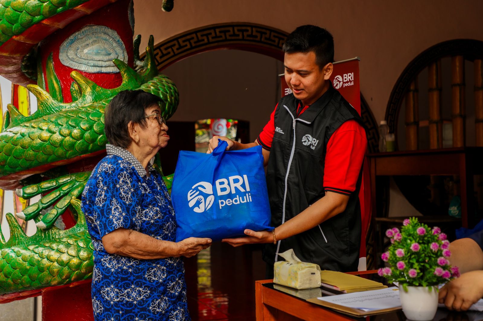 Petugas BRI saat memberikan paket sembako kepada orang Tionghoa di Tangerang, Banten, dan Singkawang, Kalimantan Barat.