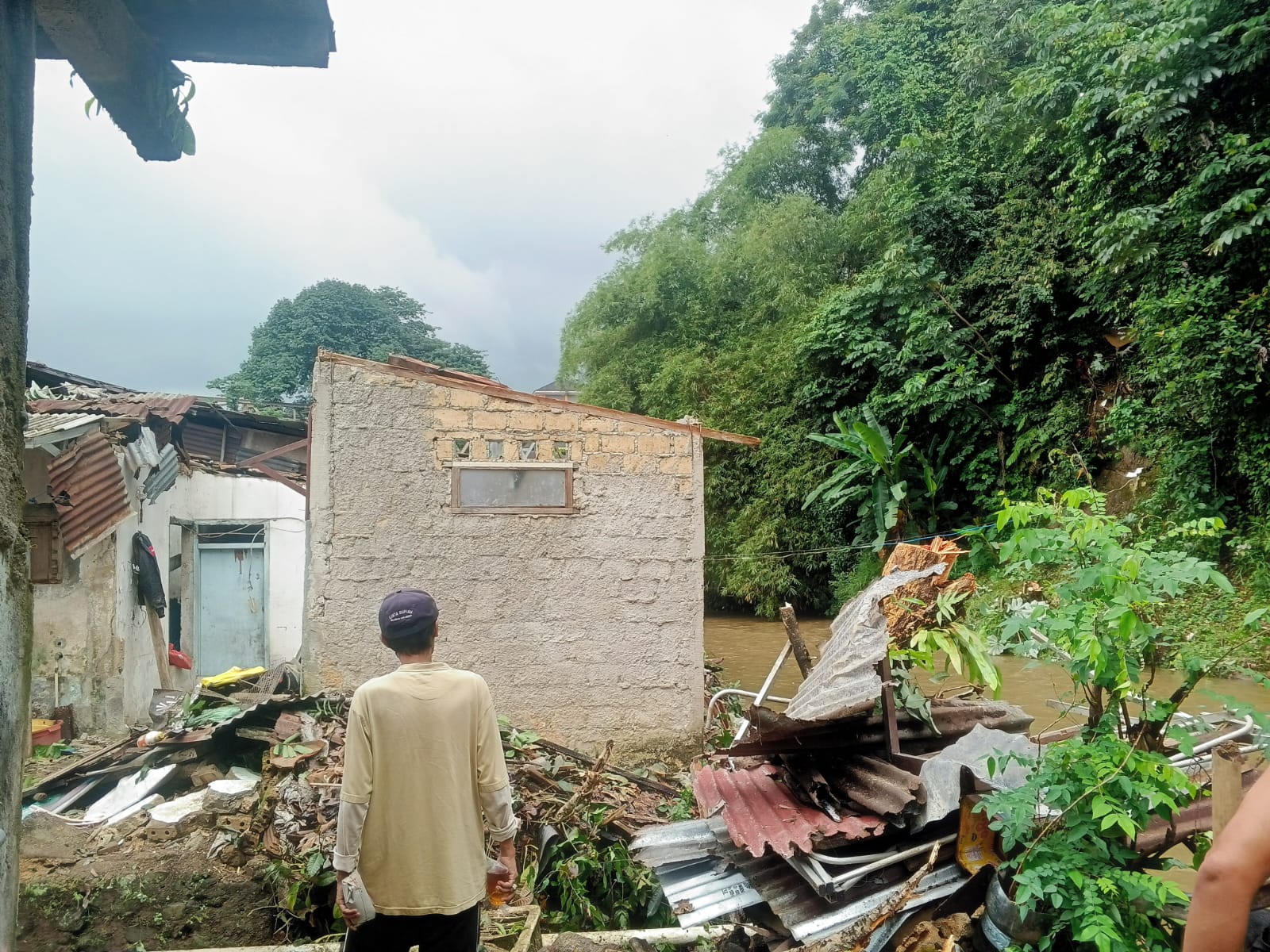 Kondisi rumah warga yang tertimpa pohon. Rumah ini milik Guruh salah satu warga Kebon Pedes.
