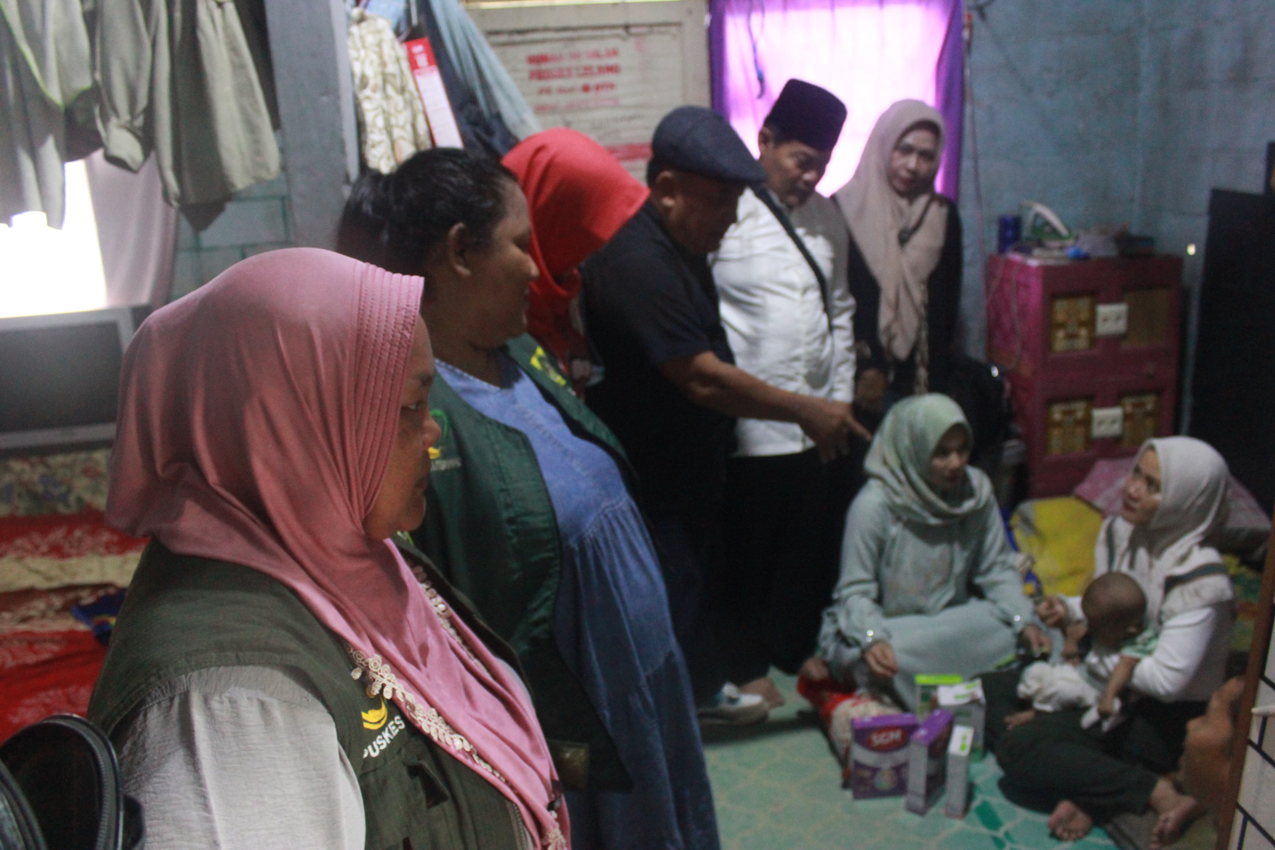 Camat Parung Panjang Bogor saat datangi rumah bayi kekurangan gizi.
