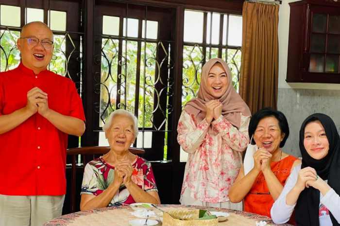 Harlan Bengardi bersama keluarga saat silaturahmi pada momen Imlek 2025.
