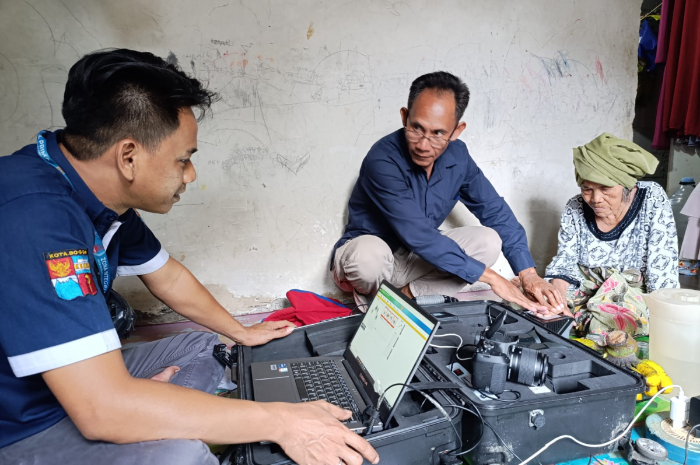 Proses perekaman e-KTP yang dilakukan Disdukcapil Kota Bogor kepada penduduk rentan.