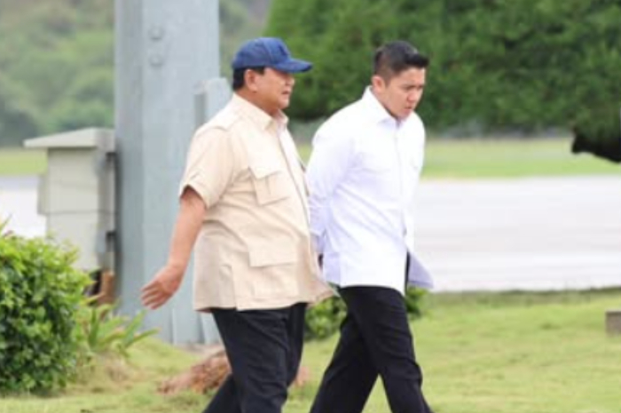 Presiden RI Prabowo Subianto bersama Sekretaris Kabinet (Seskab) Mayor Teddy Indra Wijaya.