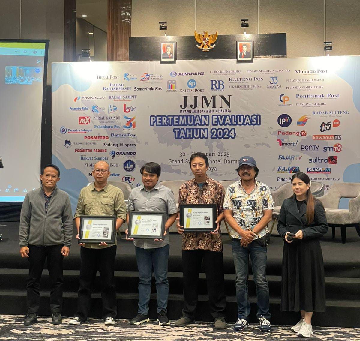 Perwakilan Radar Bogor, Lucky Lukman Nul Hakim (dua dari kiri) saat menerima penghargaan predikat 1 cover koran media seluruh Jawa Pos Grup.