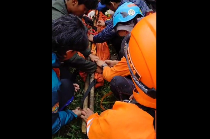 Tim SAR bersama relawan saat mengevakuasi jasad mahasiswa Uhamka Jakarta di Gunung Joglo, Cisarua Bogor.