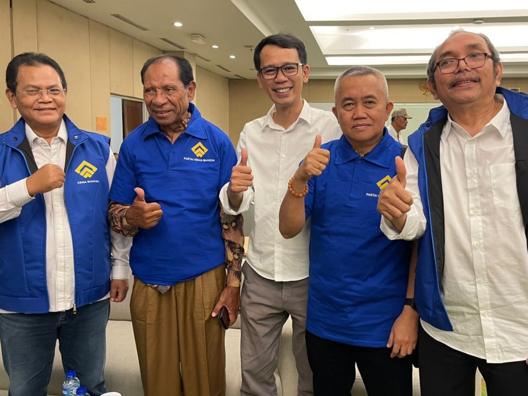 Ade Wardhana Adinata (tengah), didapuk sebagai Ketua DPW Jabar untuk Partai Gema Bangsa.