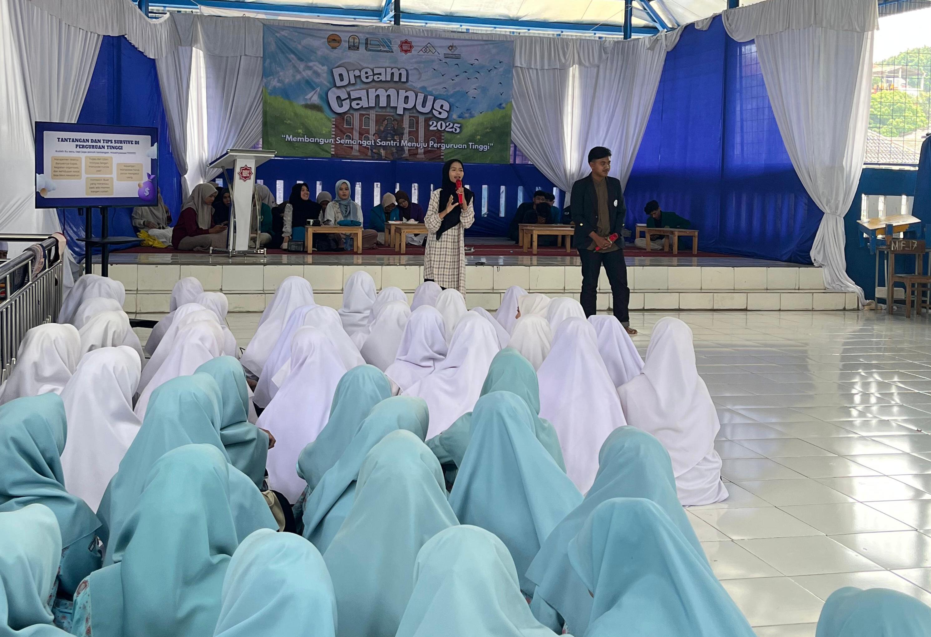 Potret saat berlangsungnya kegiatan dream campus di Ponpes Daarul Uluum 1.