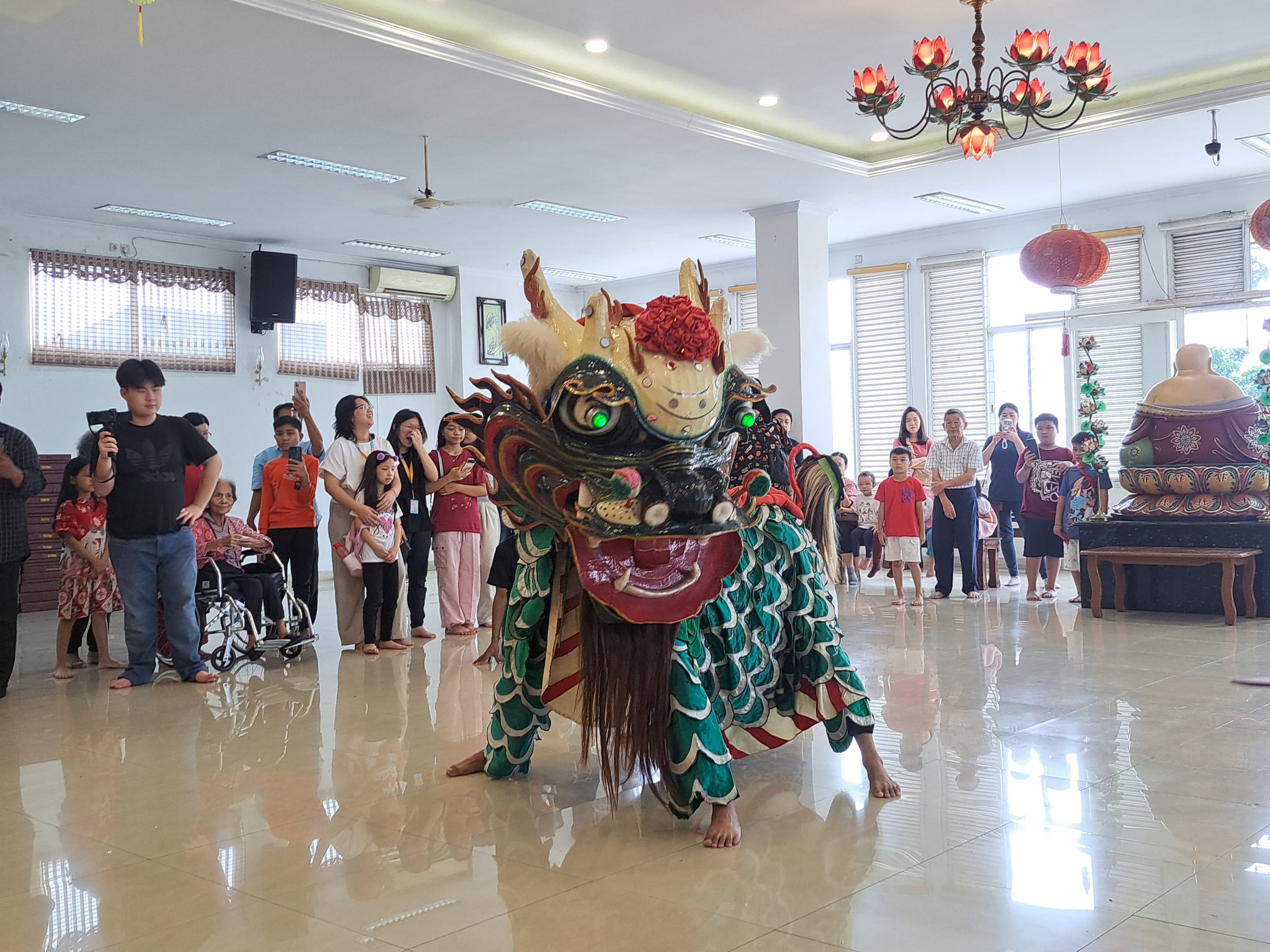 Kesenian Kie Lin saat tampil di Vihara Buddhasena Kota Bogor.