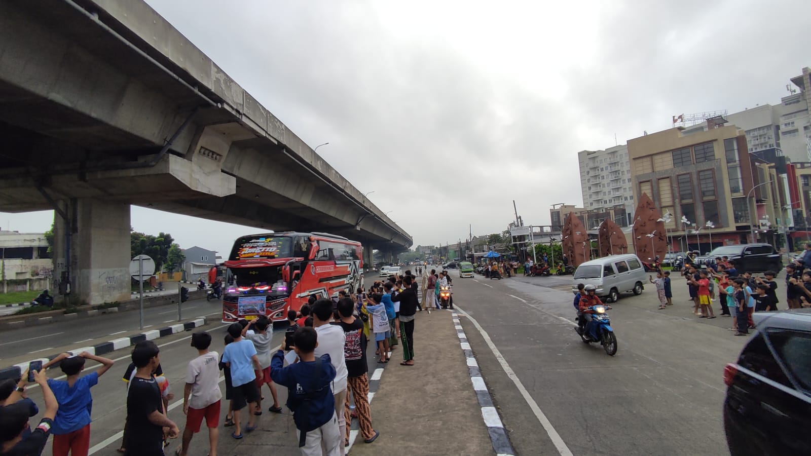 Anak-anak yang berkumpul di depan Bukit Cimanggu City menunggu bus telolet.