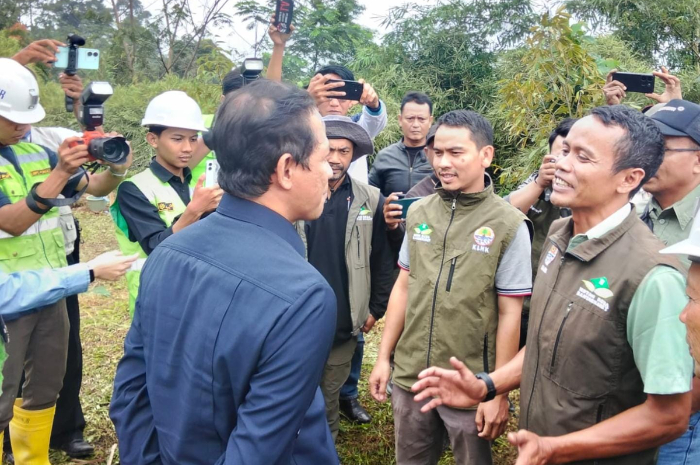 Menteri KLHK Hanif Faisol melakukan penanaman pohon di Kecamatan Nanggung, Kabupaten Bogor, Sabtu (1/1/2025).